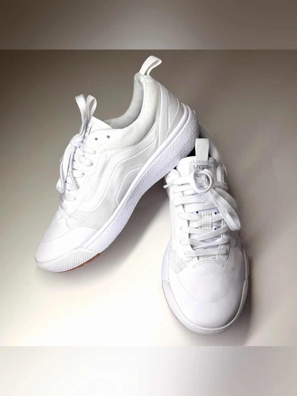 VANS Unisex Ultrarange Exo Low Top Athletic Sneaker Size- Mens 7 / Women’s 8.5